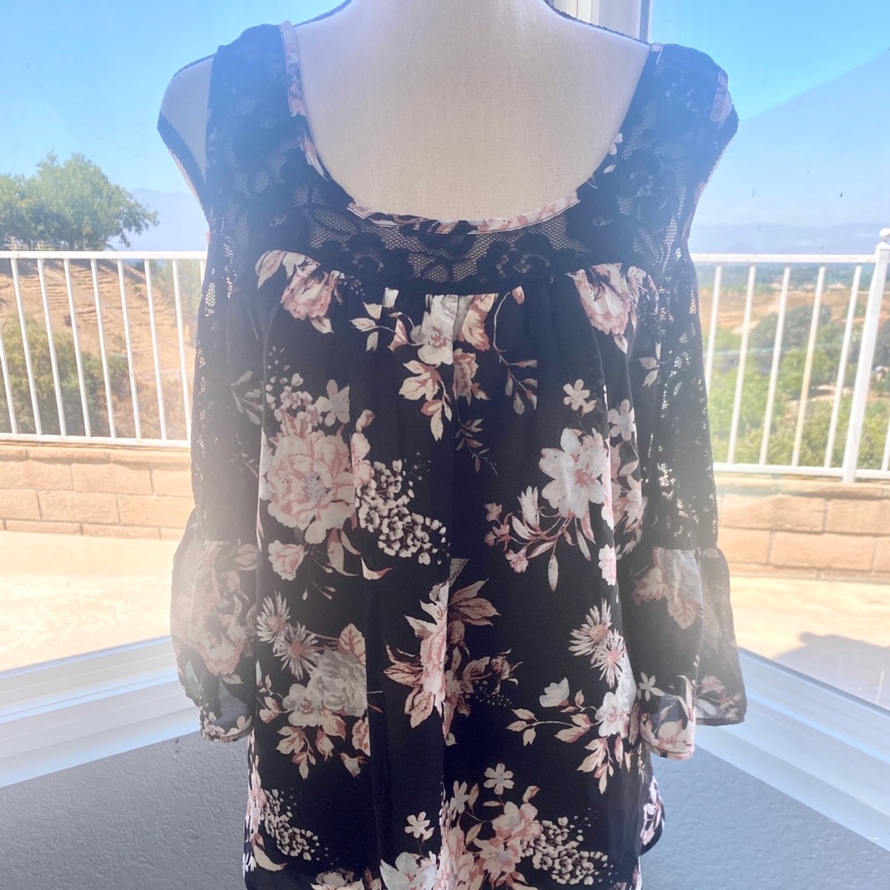 NWT Flowy Cold Shoulder/Lace Top-Size S